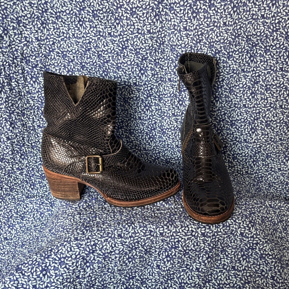 Freebird by Steven Carlito, Black Snakeskin, SIZE 8, Boots